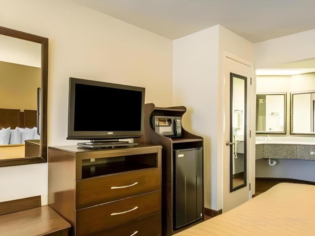 Quality Inn & Suites Near Панама Сити Бийч Екстериор снимка