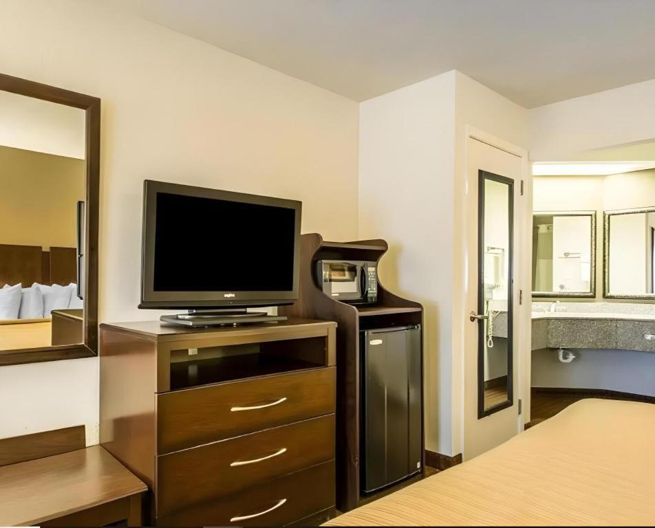Quality Inn & Suites Near Панама Сити Бийч Екстериор снимка