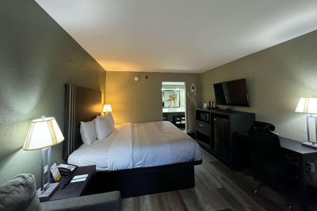 Quality Inn & Suites Near Панама Сити Бийч Екстериор снимка