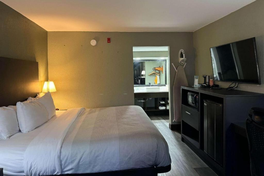 Quality Inn & Suites Near Панама Сити Бийч Екстериор снимка