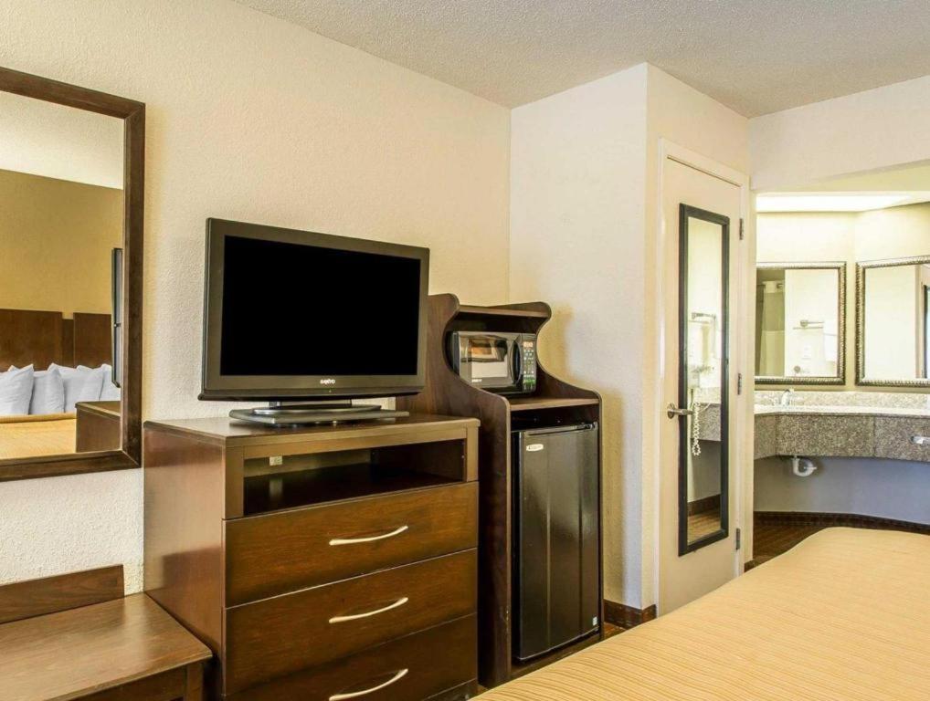 Quality Inn & Suites Near Панама Сити Бийч Екстериор снимка