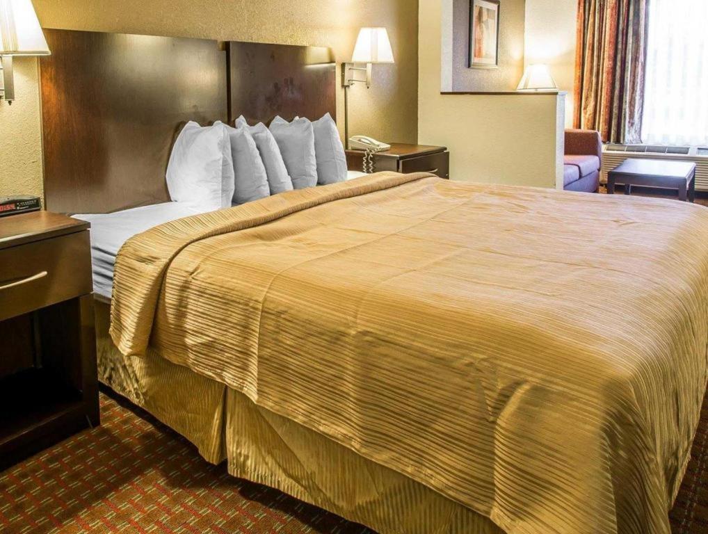 Quality Inn & Suites Near Панама Сити Бийч Екстериор снимка