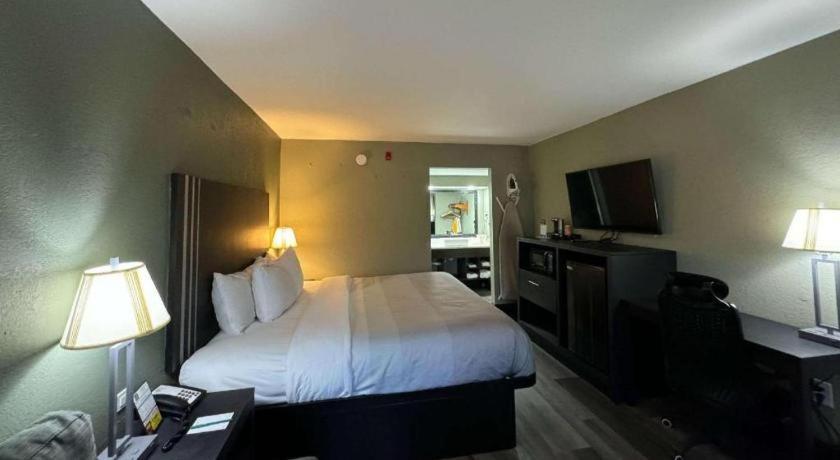 Quality Inn & Suites Near Панама Сити Бийч Екстериор снимка