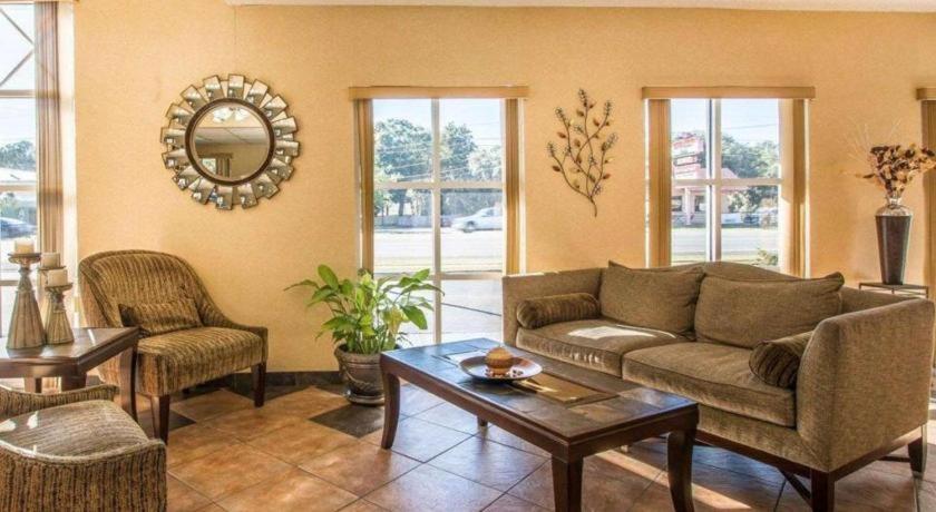 Quality Inn & Suites Near Панама Сити Бийч Екстериор снимка
