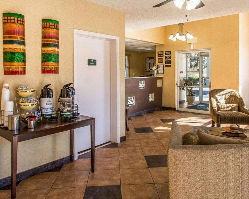 Quality Inn & Suites Near Панама Сити Бийч Екстериор снимка